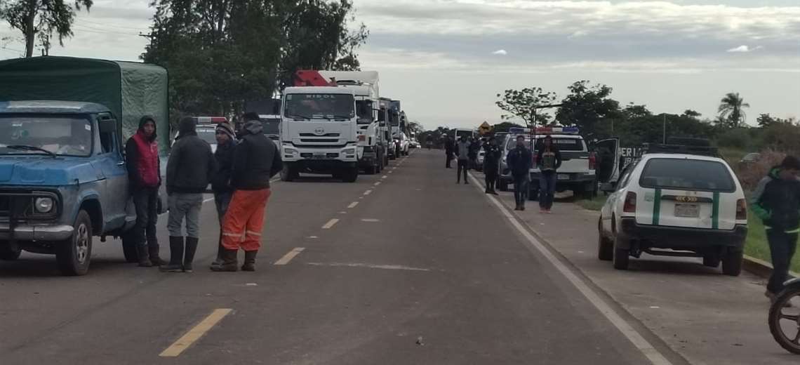 Lee más sobre el artículo Levantan bloqueo de la ruta a Camiri tras acuerdo entre pobladores y la Alcaldía de La Guardia