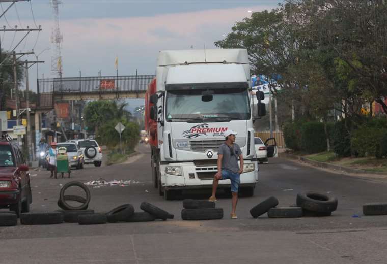 Lee más sobre el artículo Santa Cruz amanece en silencio, con grupos en las calles que están a favor y en contra del paro