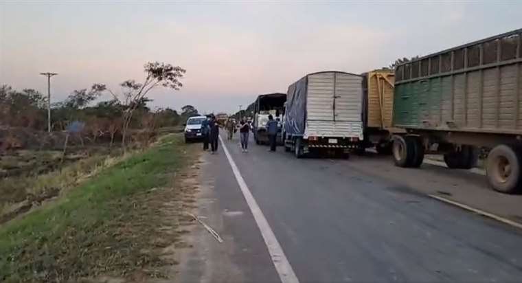 Lee más sobre el artículo Productores bloquean carretera a San Pedro y denuncian que Emapa acopia maíz transgénico