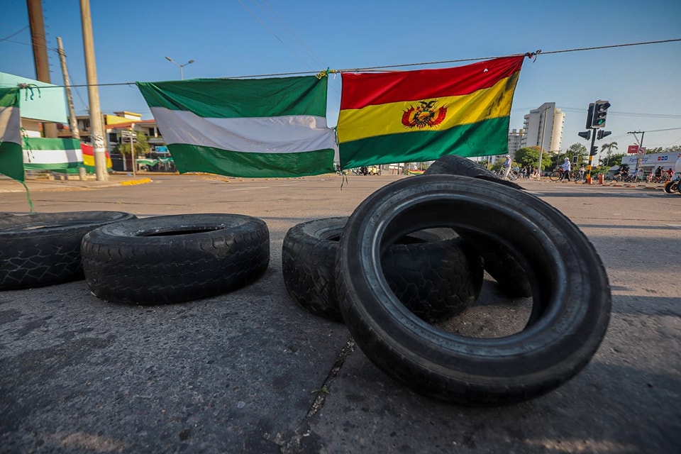 Lee más sobre el artículo Santa Cruz llega al día 24 de paro indefinido con mayor movimiento vehicular y atención casi regular en los mercados