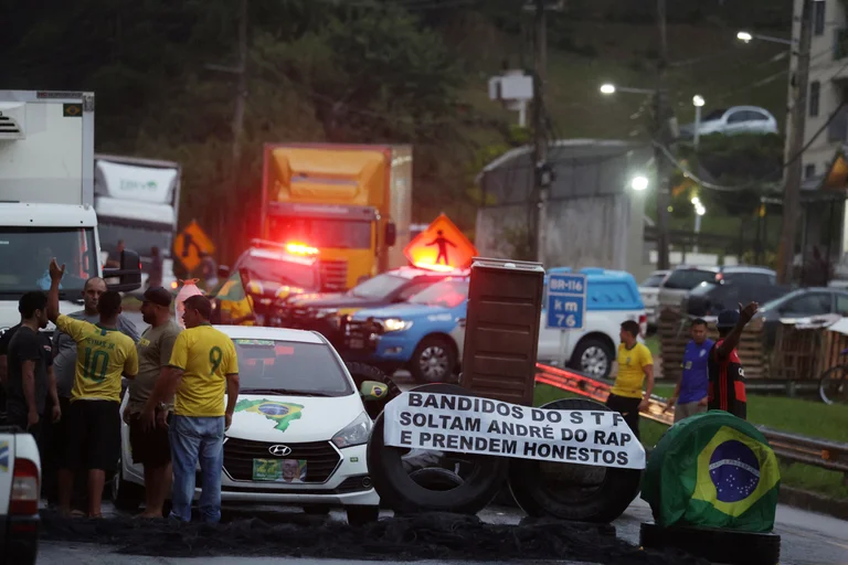 Lee más sobre el artículo Más de 150 carreteras continúan bloqueadas por bolsonaristas que no aceptan el resultado de las elecciones en Brasil