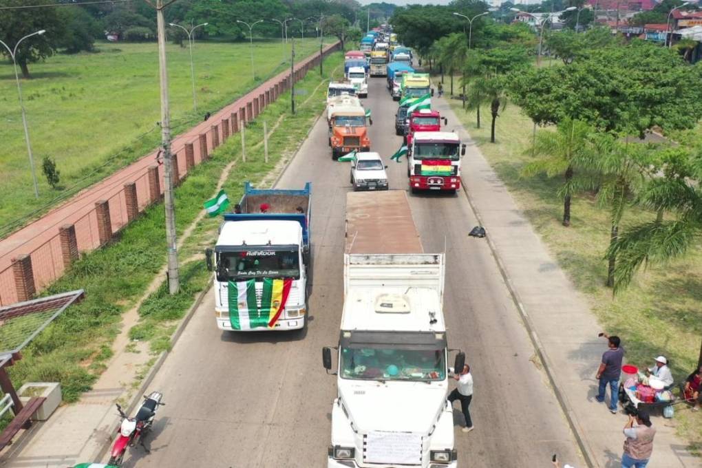 Lee más sobre el artículo Caravana de camiones de alto tonelaje recorre el cuarto anillo exigiendo censo 2023