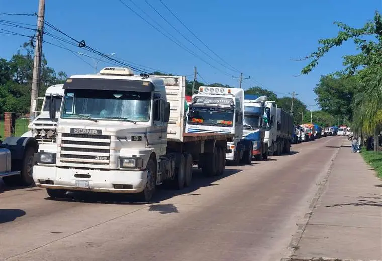 Lee más sobre el artículo Más de 500 camiones salen en caravana para exigir la liberación del gobernador de Santa Cruz