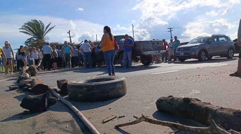 Lee más sobre el artículo Al menos cuatro rutas están bloqueadas en Santa Cruz en protesta por el encarcelamiento de Camacho