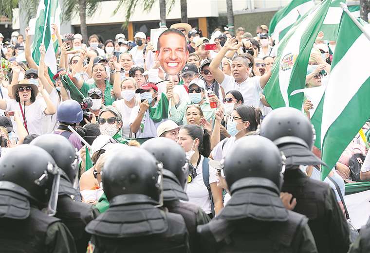 Lee más sobre el artículo Policía reprime vigilia, pese a promesa de no agresión y suman seis días de violencia