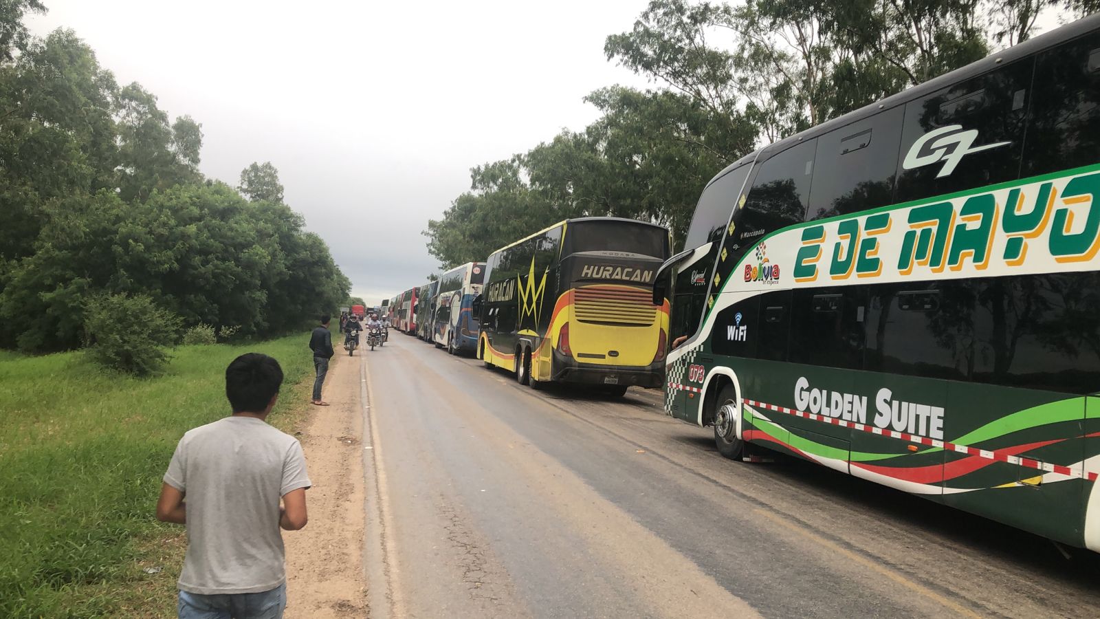 Lee más sobre el artículo Comunarios bloquean la carretera en Tres Cruces para exigir al INRA la dotación de tierras fiscales