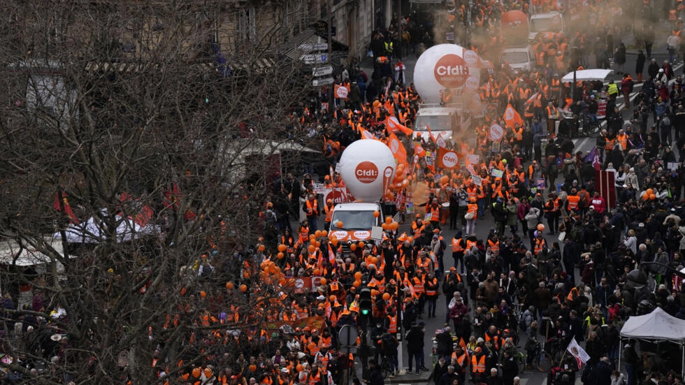 Lee más sobre el artículo Francia vive una jornada de protestas masivas contra la reforma de las pensiones con bloqueos y demoras en el transporte