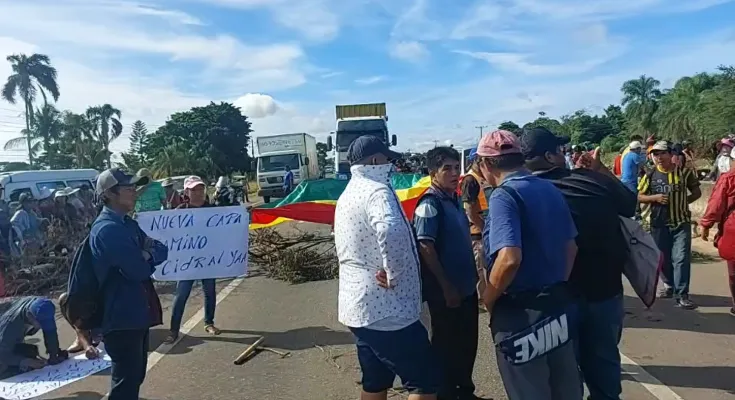 Lee más sobre el artículo Vecinos de Nuevo Amanecer bloquean la ruta a Montero para exigir la construcción del tramo al Cidral