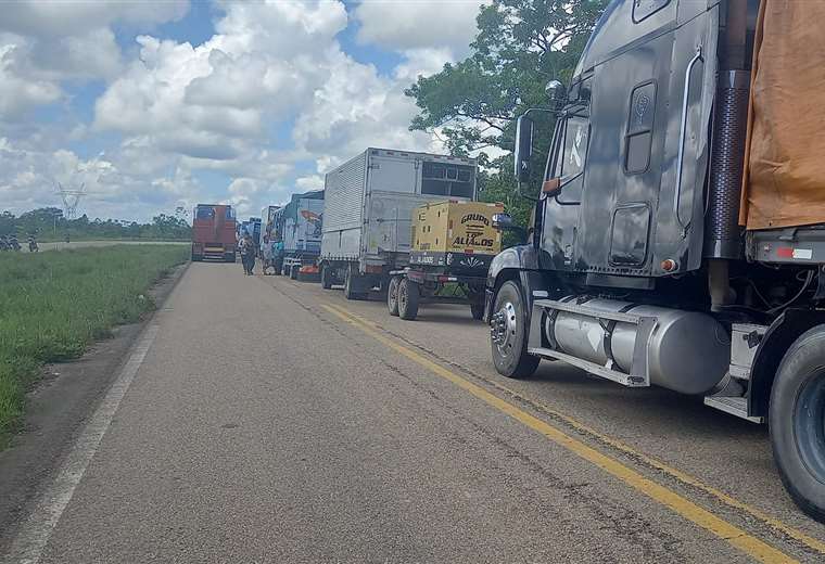 Lee más sobre el artículo Suspenden salidas de buses hacia Cochabamba debido al bloqueo en Yapacaní