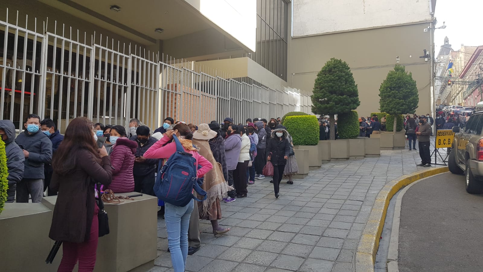 Lee más sobre el artículo Largas filas para comprar dólares en el Banco Central de Bolivia