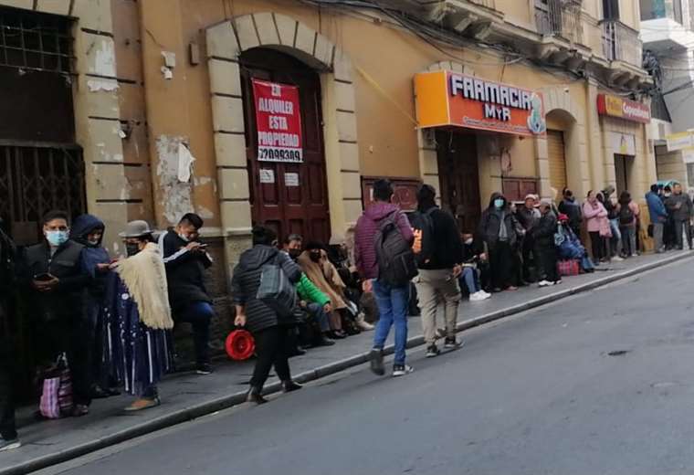 Lee más sobre el artículo Aumenta la fila de personas para comprar dólares en el Banco Central de Bolivia