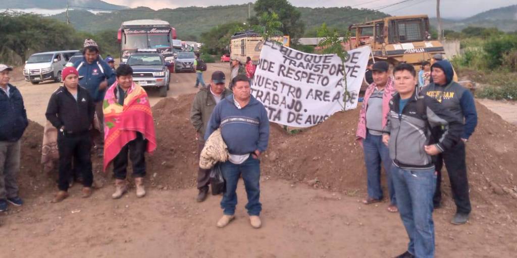 Lee más sobre el artículo Dos bloqueos de rutas dificultan viajes desde Santa Cruz hacia el resto del país