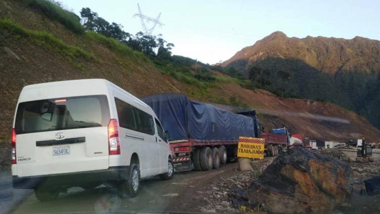 Lee más sobre el artículo Tránsito suspende la salida de buses a Cochabamba, La Paz y Oruro por bloqueo de carreteras