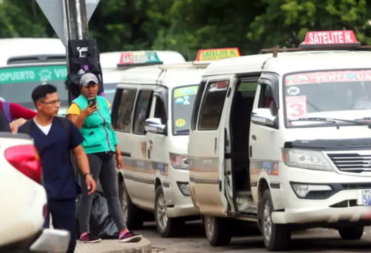 Lee más sobre el artículo Ante el escaso control, unos 11.000 trufis y minibuses agravan el caos vehicular