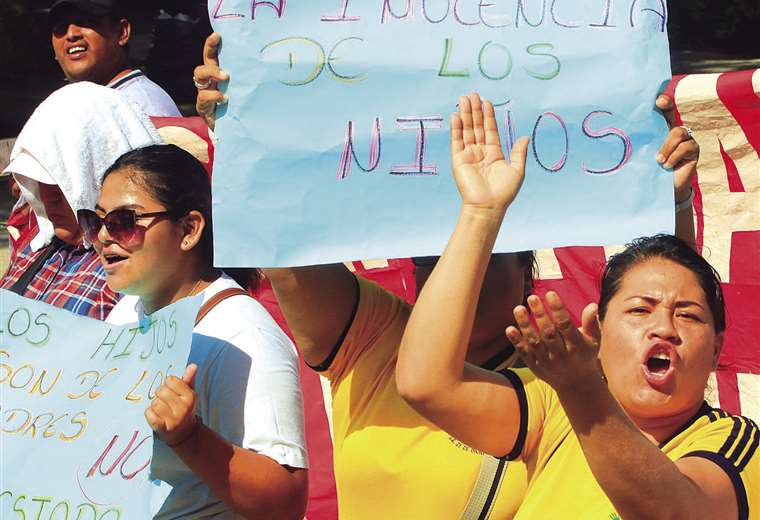 Lee más sobre el artículo Maestros del país marchan este martes y Pary trabaja en informe sobre ítems