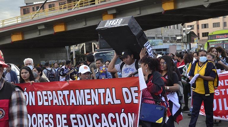 Lee más sobre el artículo Maestros anuncian que retomarán las movilizaciones tras cuarto intermedio