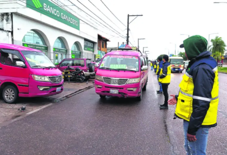 Lee más sobre el artículo Santa Cruz: Alcaldía retoma el control a los minibuses y busca despejar el centro de la ciudad