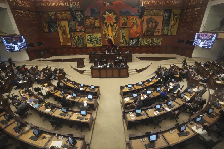 Lee más sobre el artículo Presentaron una demanda de inconstitucionalidad contra la disolución del Parlamento en Ecuador