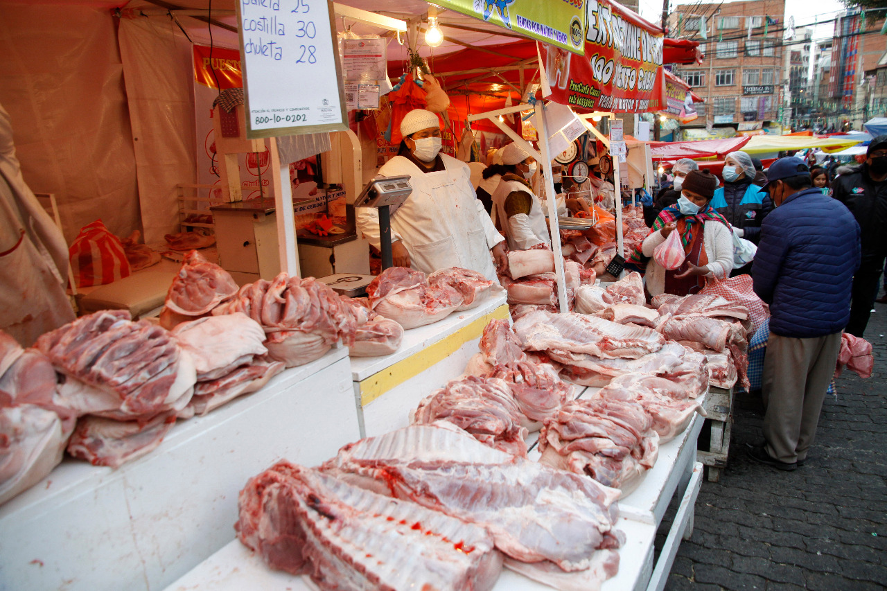 Lee más sobre el artículo Incautan cuatro toneladas de carne de cerdo y casi 5.000 maples de huevo con destino a Perú