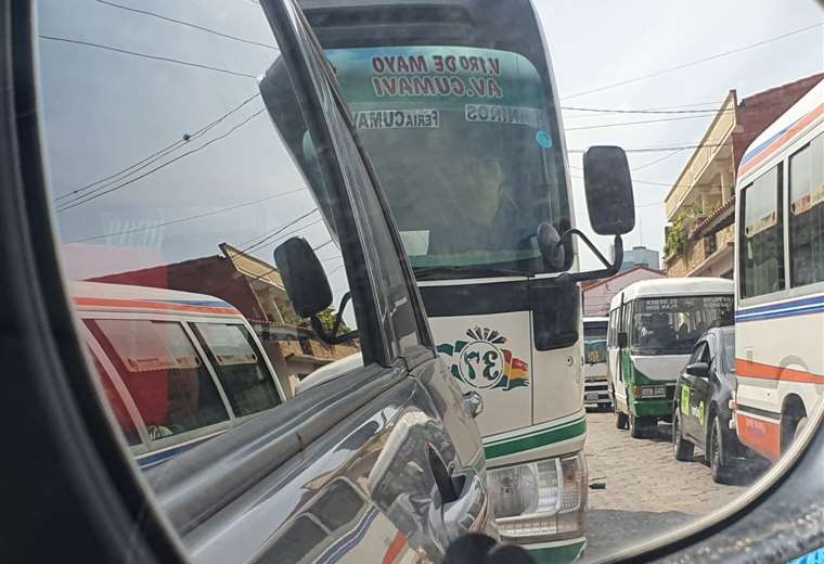 Lee más sobre el artículo Estudios muestran que el transporte público en la capital cruceña satura el tráfico y opera con micros viejos