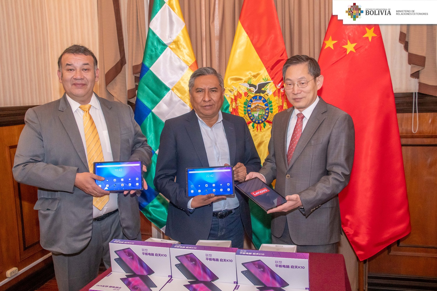 Lee más sobre el artículo China entrega a Bolivia más de 1.500 tablets para el Censo de Población y Vivienda