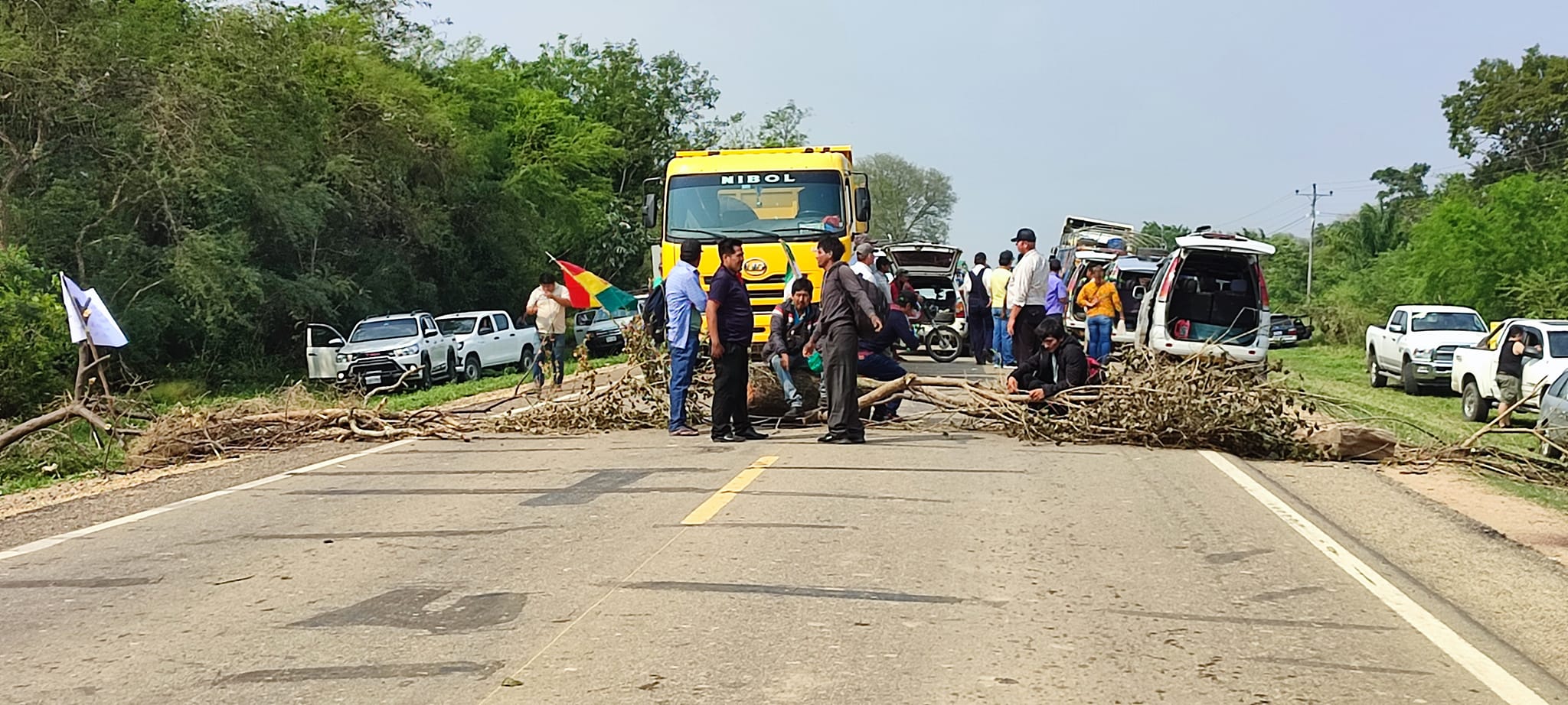 Lee más sobre el artículo Pequeños y medianos productores de granos bloquean la carretera hacia la Chiquitania