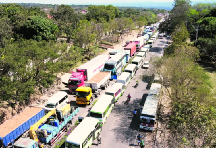 Lee más sobre el artículo Carretera por la que bloquean en La Guardia y Buena Vista partirá en dos la zona acuífera y rozará el Parque Amboró