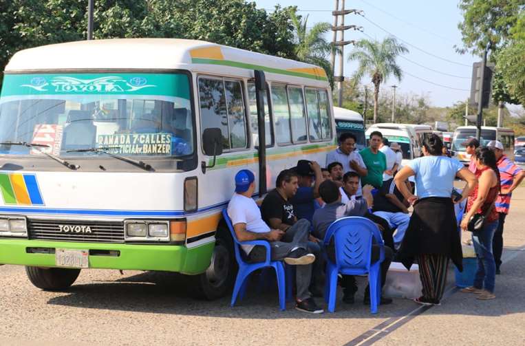 Lee más sobre el artículo Transportistas vuelven a bloquear los accesos a la Quinta Municipal en rechazo a la Ley 1216