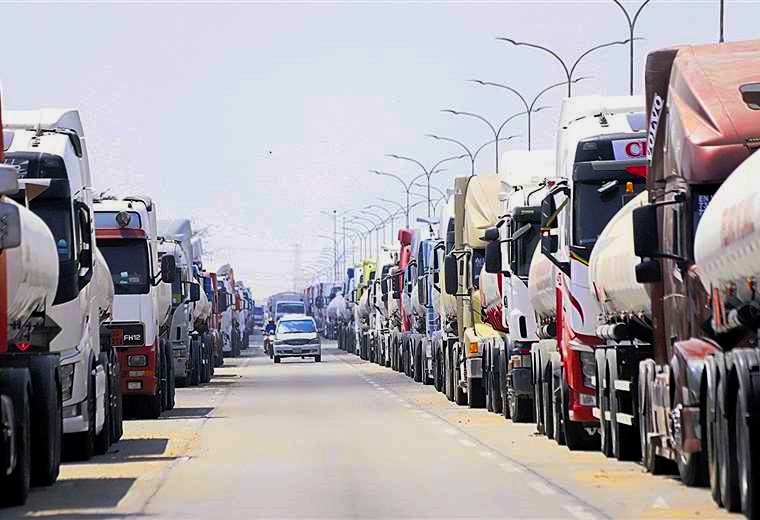 Lee más sobre el artículo Transporte dice que cupos provocan filas en refinería, pero YPFB lo niega