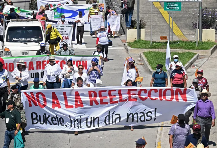 Lee más sobre el artículo Salvadoreños marchan contra detención de inocentes y reelección de Bukele