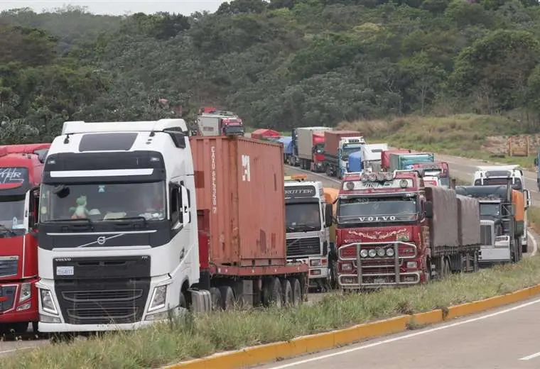 Lee más sobre el artículo Transportistas anuncian paro nacional a partir del lunes