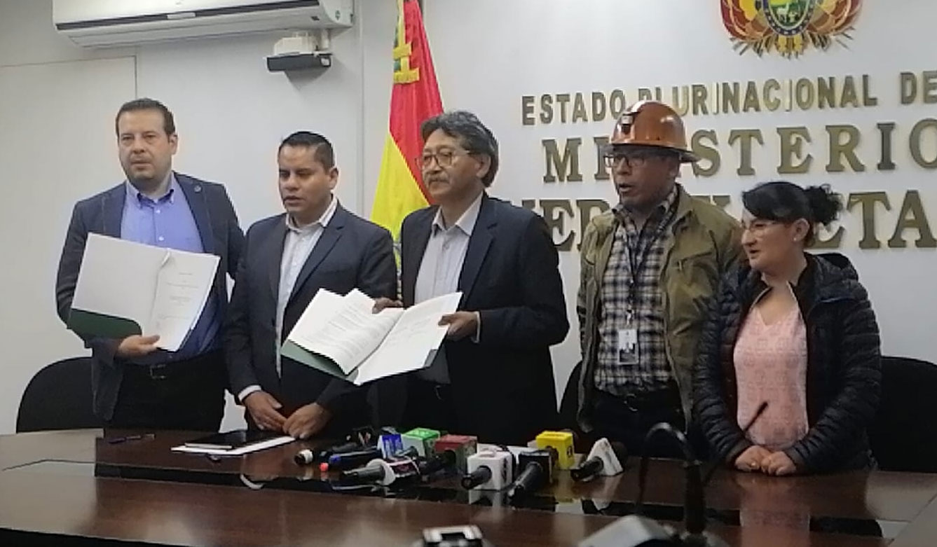 Lee más sobre el artículo Ministerio de Minería firma convenio con agencia de Naciones Unidas con miras a reducir uso del mercurio