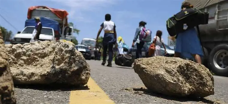 Lee más sobre el artículo Bloqueos en Colomi y Chané mantienen cortada la nueva ruta Cochabamba – Santa Cruz