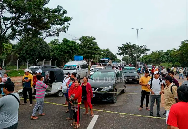 Lee más sobre el artículo Padres dan cuarto intermedio en el bloqueo de la carretera a La Guardia, que exige el cambio de una autoridad educativa