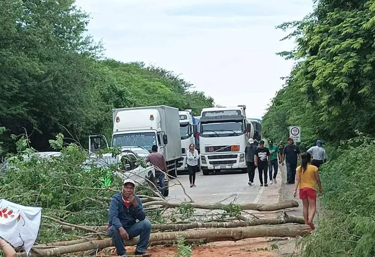 Lee más sobre el artículo Pobladores de Pampa Grande dejan expedita la carretera antigua a Cochabamba