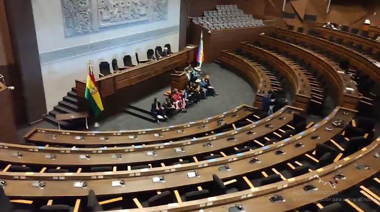 Lee más sobre el artículo Presidente de la Cámara de Diputados suspende sesión; opositores y “evistas” protestan